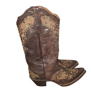 Cowtown Snip Point Toe Western Boots in Cafe with Flower Stitching Size 8